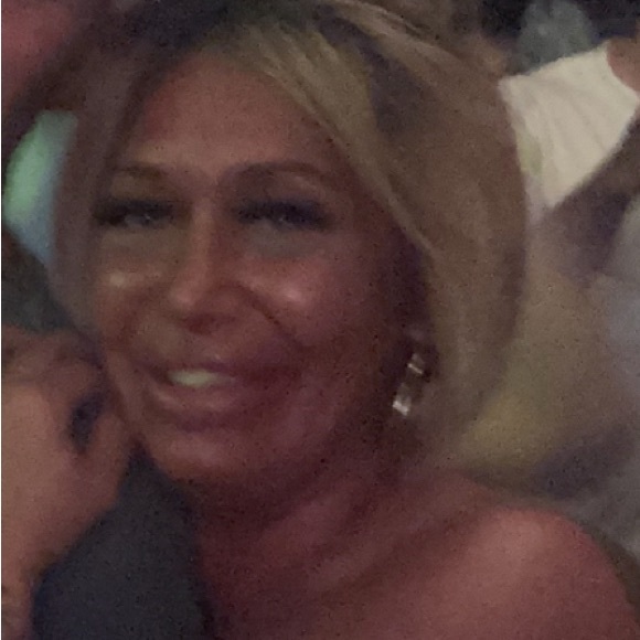 Meet your Posher, Liz - Picture 1 of 2